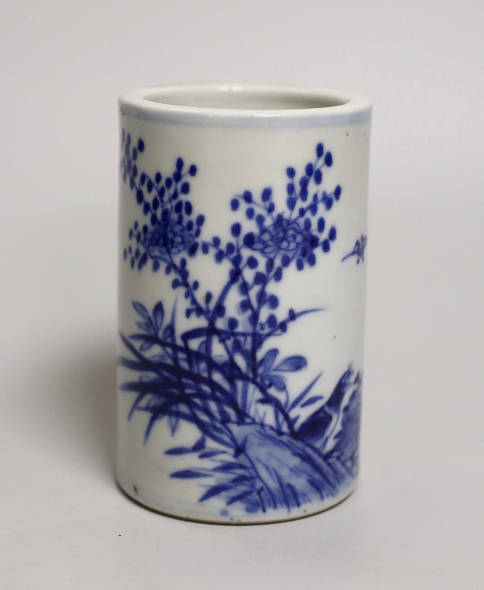 A late 19th/early 20th century Chinese blue and white brushpot, 11.5cm